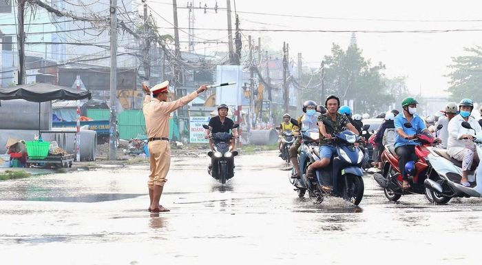 Trên một số tuyến đường, lực lượng chức năng phải điều tiết phương tiện đi tránh các vị trí ngập sâu để đảm bảo an toàn. Ban Chỉ huy Phòng thủ dân sự TP. Cần Thơ yêu cầu các đơn vị, địa phương tăng cường trực ban, tổ chức lực lượng cứu hộ, cứu nạn và hướng dẫn giao thông...