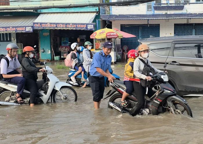 Người dân đi lại khó khăn, nhiều phương tiện chết máy.