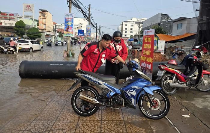 Một đội cứu hộ miễn phí hỗ trợ người dân đi qua, sửa xe bị chết máy tại 'điểm nóng' ngập.