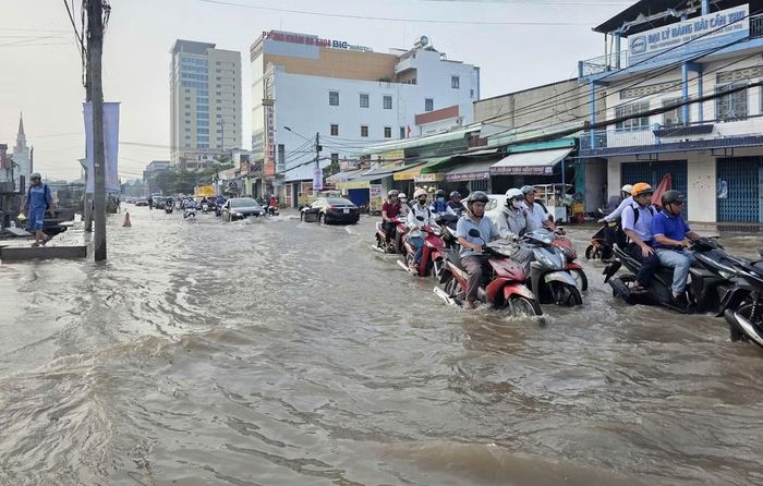 Theo cơ quan khí tượng thủy văn, mực nước đỉnh triều đo được tại Trạm Thủy văn Cần Thơ trên sông Hậu lúc 18h30 ngày 13/9 là 2,22m, cao hơn báo động III là 0,22m; lúc 6h30 ngày 14/9 ở mức 2.25m, vượt báo động III là 0,25m.