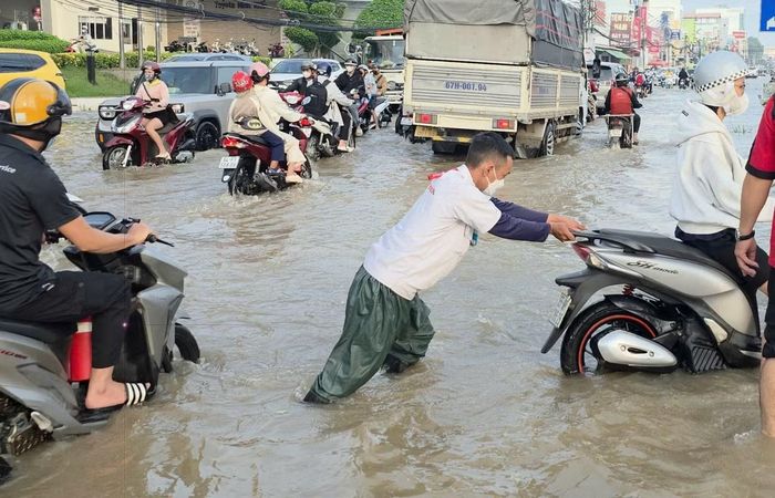 Cơ quan chuyên môn dự báo, đỉnh triều chiều tối nay (14/9) có thể cao hơn, dự kiến đạt mức 2,27m (vượt báo động III là 0,27m), gần chạm mốc kỷ lục 2,29m hồi tháng 10/2025.