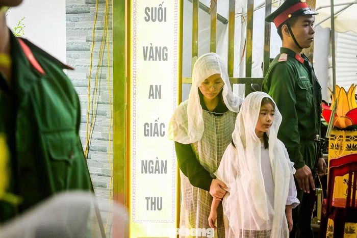 Tiếng hỏi thơ dại: Cậu con trai 4 tuổi vẫn ngơ ngác hỏi "Bố đâu rồi, sao đêm muộn bố chưa về?", khiến bất kỳ ai có mặt tại tang lễ cũng không thể nén nổi dòng nước mắt.