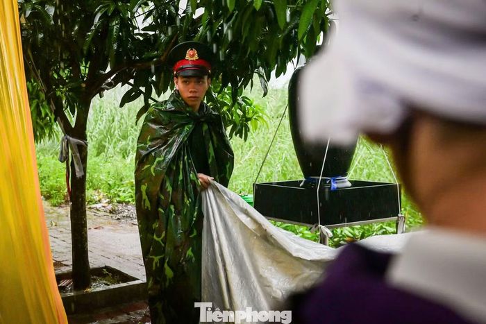 Ngay từ 7h30 sáng, không gian tang lễ chan cùng những giọt nước mắt và những ánh mắt tiếc thương. Trong mưa, từng đoàn người kiên nhẫn xếp hàng chờ vào viếng. Nỗi đau quá lớn khi anh ra đi ở tuổi 39, nhưng hơi ấm từ sự đồng cảm, sẻ chia của bà con cô bác chính là điểm tựa lớn nhất giúp gia đình trụ vững.