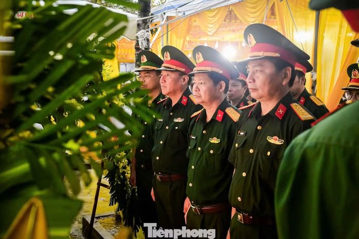 Nhớ lại những ngày thấp thỏm ngóng tin anh, chị Đàm Thị Loan, vợ anh Tùng đã khiến bao người xúc động bởi lòng tự trọng và sự trân trọng tình cảm cộng đồng. Nhận được vô số lời hỏi thăm cùng những khoản hỗ trợ gửi về, chị cúi đầu trân trọng cảm ơn nhưng xin phép dừng nhận mọi đóng góp vật chất, chỉ mong nhận lại những lời cầu nguyện để tập trung đưa anh trở về.