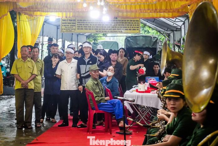 Trung tá Trần Văn Tùng ra đi để lại ngôi nhà mới xây còn ngổn ngang khoản nợ chắt chiu, là người vợ trẻ gánh vác việc nhà và hai con nhỏ dại: Trong túi áo anh ngày gặp nạn vẫn còn nguyên chiếc phong bì thưởng đầu năm học mới của đơn vị dành cho con gái lớn học lớp 2, món quà anh nâng niu trên đường về nhưng chưa kịp trao tận tay con.