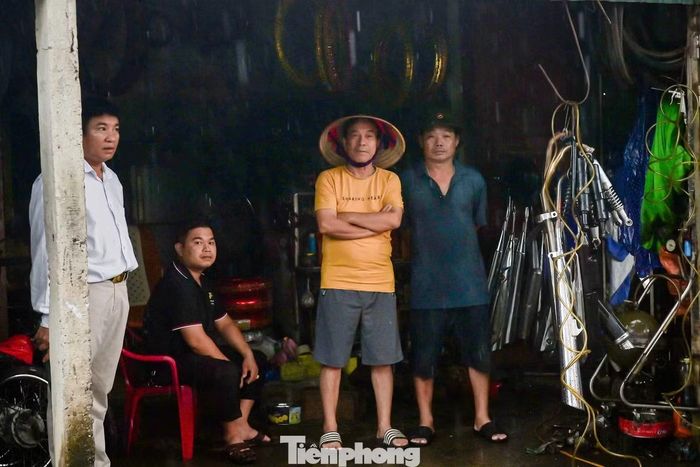 Người dân ngậm ngùi trước sự hy sinh của Trung tá Trần Văn Tùng.