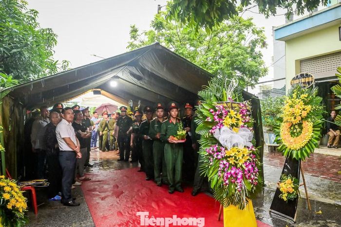 Từng đoàn người đội mưa chờ vào viếng Trung tá Trần Văn Tùng.