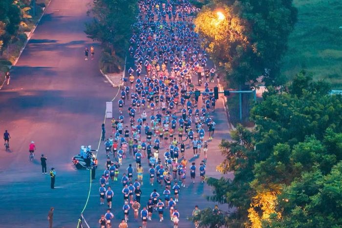 Bố trí lực lượng công an, an ninh dọc điểm giao kèm biển báo và thiết bị để đảm bảo an toàn cho vận động viên trên đường chạy - Ảnh: NTCC