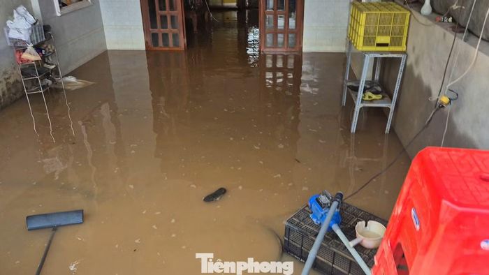 Nhà bà Nguyễn Thị Thúy, ngụ khu vực ấp 9A ngập hơn 1 mét dù nước đã rút nhưng nước trong nhà bà vẫn lênh láng buộc phải dùng máy bơm hút nước ra