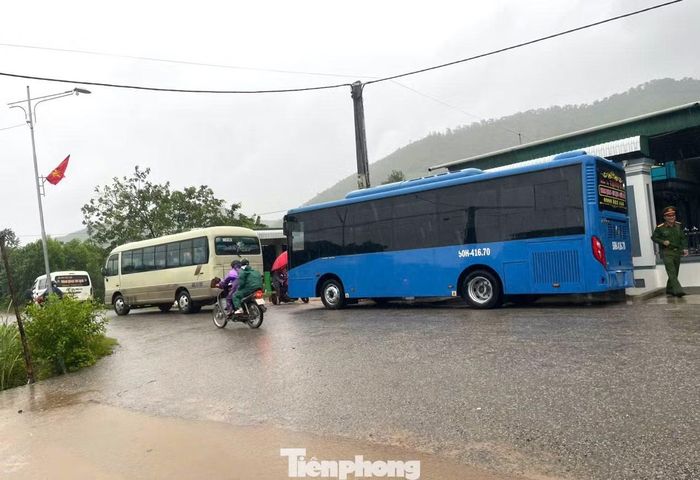 Thời gian tới, nhà trường sẽ tiếp tục vận động, bố trí xe để đưa đón học sinh đến trường.