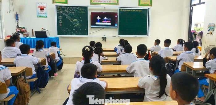 Các em học sinh được học trong lớp khang trang, sạch đẹp ở phân hiệu và điểm trường tiểu học Quỳnh Tam.