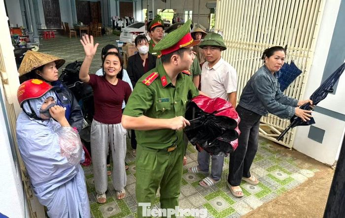 Nhiều phụ huynh phấn khởi vì có xe đến tận nhà đưa đón học sinh đi học.