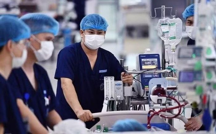 Bộ Y tế đã bắt đầu ban hành khung pháp lý và danh mục mua sắm tập trung cấp quốc gia đối với thiết bị y tế và vật tư xét nghiệm. Tuy nhiên, việc triển khai đấu thầu tập trung thiết bị y tế trên diện rộng diễn ra rất chậm và gặp nhiều trở ngại lớn, khác hẳn với đấu thầu thuốc tập trung