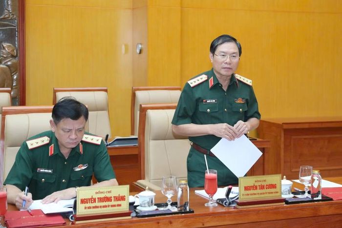 Đại tướng Nguyễn Tân Cương - Ủy viên Trung ương Đảng, Ủy viên Thường vụ Quân ủy Trung ương, Tổng Tham mưu trưởng, Thứ trưởng Bộ Quốc phòng, phát biểu tại hội nghị.