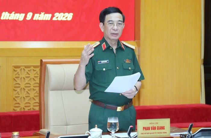 Đại tướng Phan Văn Giang - Ủy viên Bộ Chính trị, Phó Thủ tướng Chính phủ, Phó Bí thư Quân ủy Trung ương, Bộ trưởng Bộ Quốc phòng, phát biểu tại hội nghị.