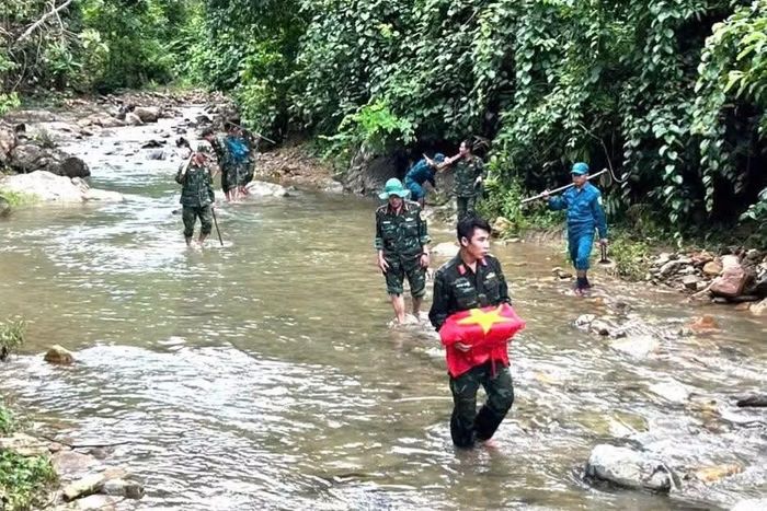 Lực lượng chức năng đưa hài cốt liệt sĩ ra khỏi khu vực rừng già, đưa về bảo vệ tại Ban Chỉ huy Quân sự xã Trà Giáp.