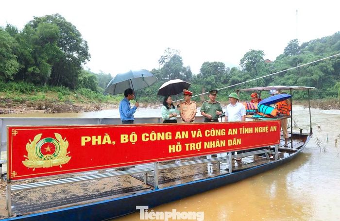Chiếc thuyền do Bộ Công an, Công an tỉnh Nghệ An tặng để đưa đón người dân qua lại sông sau khi cầu Yên Thắng bị lũ cuốn trôi.