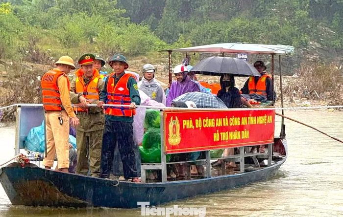 Ngay trong sáng 14/9, những chuyến thuyền đã đưa đón người dân, học sinh qua lại 2 bên bờ sông an toàn.