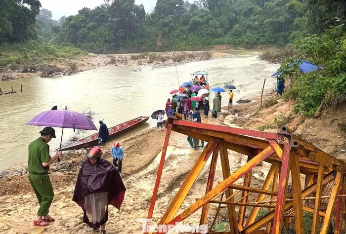 Chiếc thuyền sẽ giúp người dân, các em học sinh qua lại bờ sông đảm bảo an toàn hơn.