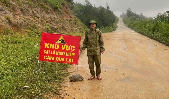 Một số tuyến đường sạt lở, cấm người qua lại.