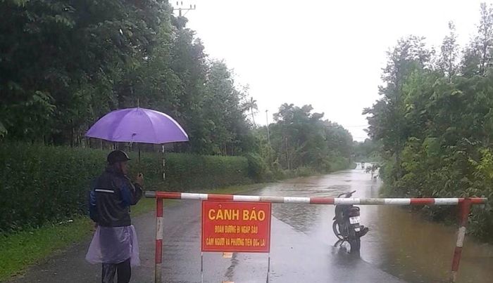 Quốc lộ 15, xã Phúc Trạch ngập sâu, đơn vị quản lý đã cắm sào cấm người và phương tiện qua lại.