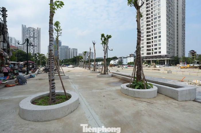Các hạng mục thảm nhựa, lát hè, bó vỉa, lắp đặt chiếu sáng, cây xanh và tổ chức giao thông đang được nhà thầu khẩn trương triển khai, hoàn thiện theo tiến độ.
