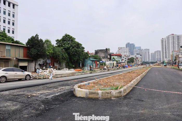 Đến nay, nền đường và hệ thống hạ tầng kỹ thuật ngầm đã cơ bản hoàn thành, hình hài đoạn Vành đai 2,5 qua Xuân Đỉnh ngày càng rõ nét.