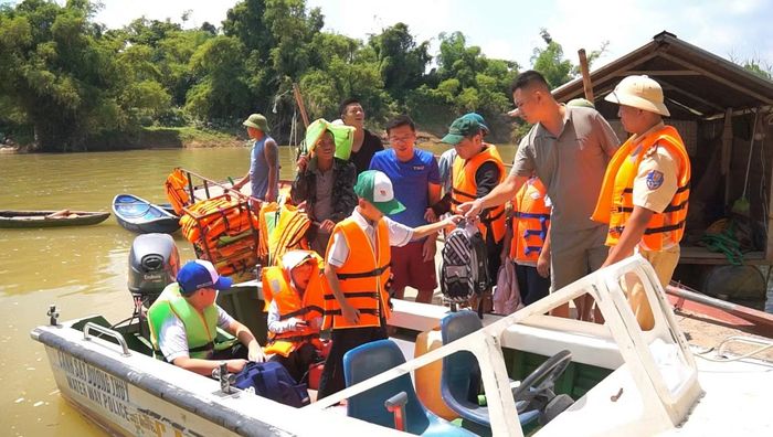 Cảnh sát giao thông hỗ trợ 2 cano đưa học sinh qua sông đến lớp