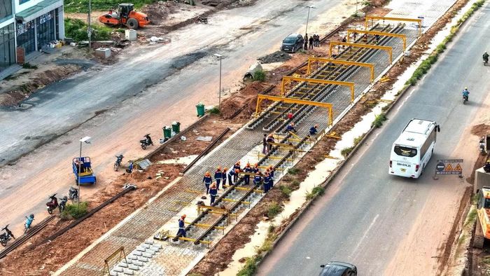 Những đoạn ray chính tuyến đầu tiên được lắp đặt trên tuyến LRT Phú Quốc. Ảnh: TDC.