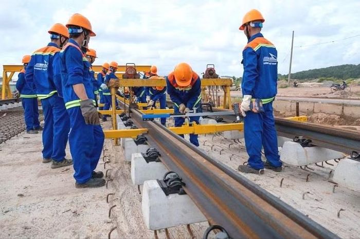 Cận cảnh loại ray rãnh 60R2 đầu tiên tại Phú Quốc.