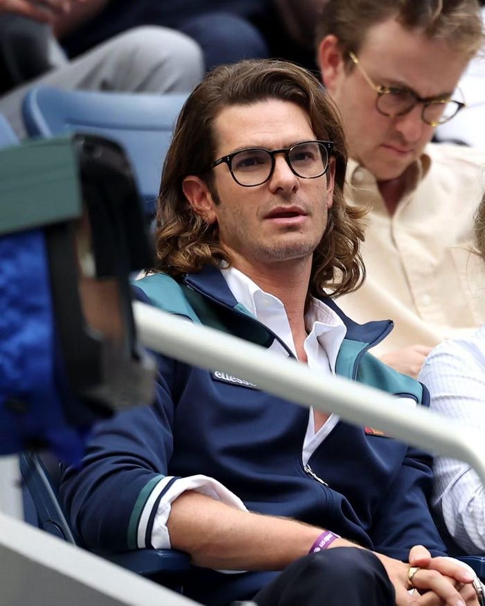 "Người Nhện" Andrew Garfield xuất hiện trên khán đài US Open với phong cách thể thao, nam tính và trẻ trung ở tuổi 43. US Open là một trong bốn giải Grand Slam của quần vợt thế giới, diễn ra trên mặt sân cứng tại Trung tâm Quần vợt quốc gia USTA Billie Jean King, thuộc Queens, New York. Đây cũng là Grand Slam cuối cùng trong năm.