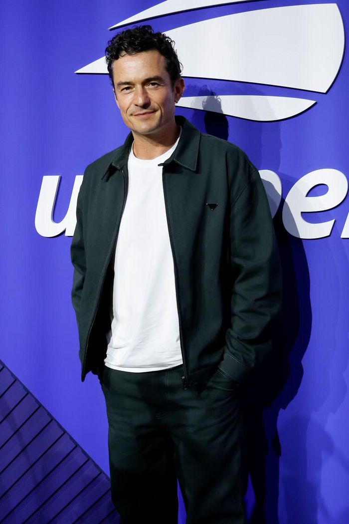 Orlando Bloom chụp ảnh trước phông nền US Open. Dàn khách mời giải đấu trải rộng từ điện ảnh, âm nhạc, truyền hình đến thể thao.