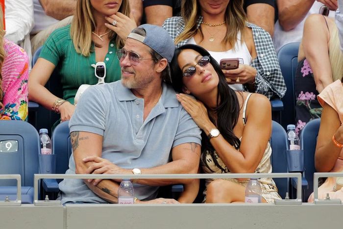  Brad Pitt và Ines de Ramon hẹn hò từ năm 2022. Bạn gái nam diễn viên làm việc trong lĩnh vực trang sức. Thời gian đầu, hai người hạn chế xuất hiện tại các sự kiện giải trí, ít chia sẻ về mối quan hệ. Đến Liên hoan phim Venice năm 2024, Brad Pitt đưa Ines dự buổi công chiếu Wolfs. Đây là lần đầu họ cùng đi thảm đỏ. Sau cột mốc, họ bên nhau thường xuyên hơn, từ các hoạt động điện ảnh đến những buổi đi xem thể thao. 