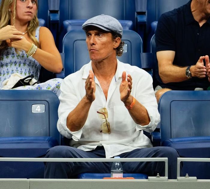 Paparazzi chụp khoảnh khắc Matthew McConaughey cổ vũ trên khán đài. Sân trung tâm Arthur Ashe của US Open có hơn 23.000 chỗ ngồi, được ban tổ chức giới thiệu là sân quần vợt có sức chứa lớn nhất thế giới. Đây là nơi diễn ra những trận đấu quan trọng, trong đó có các trận chung kết đơn nam và đơn nữ.