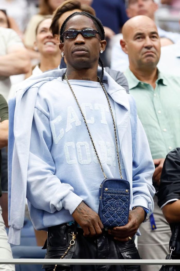 Travis Scott có mặt trên khán đài với phong cách streetwear. Tại giải năm nay, Carlos Alcaraz ra sân với mẫu giày thuộc dự án hợp tác giữa Nike và thương hiệu Cactus Jack của nam rapper.
