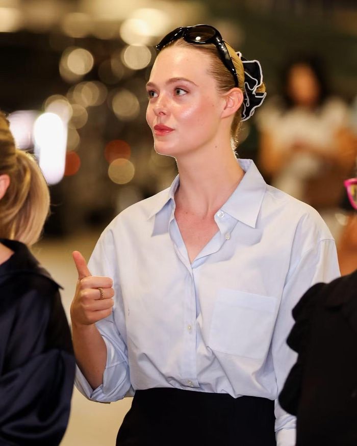 Elle Fanning nhận nhiều lời khen nhan sắc khi xuất hiện ở khu vực diễn ra giải đấu.