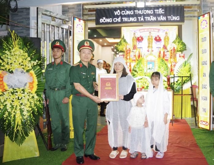 Trung tướng Lương Văn Kiểm trao quyết định truy thăng quân hàm sĩ quan trước thời hạn từ cấp bậc Thiếu tá lên Trung tá đối với đồng chí Trần Văn Tùng tới thân nhân của đồng chí.