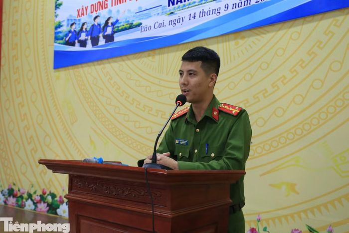 Đại úy Vũ Thành Luân - Phó đội trưởng đội 2, phòng Cảnh sát hình sự, Công an tỉnh Lào Cai trao đổi với học sinh về phòng, chống bạo lực học đường bằng hình thức hỏi đáp.