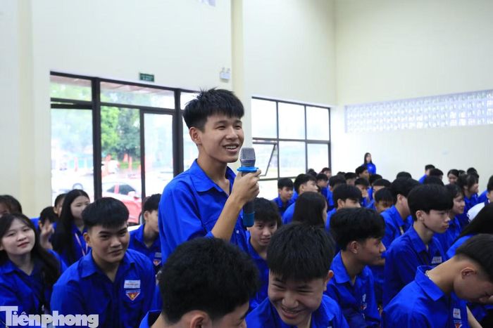 Các em học sinh hào hứng trong phần hỏi đáp.