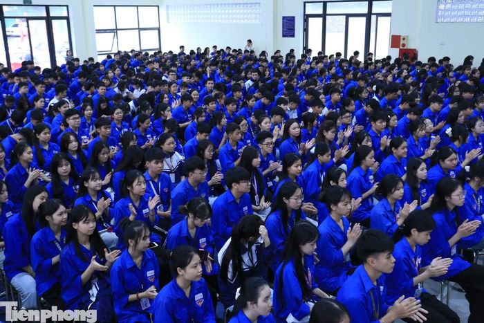 Các đại biểu, học sinh tham dự chương trình.