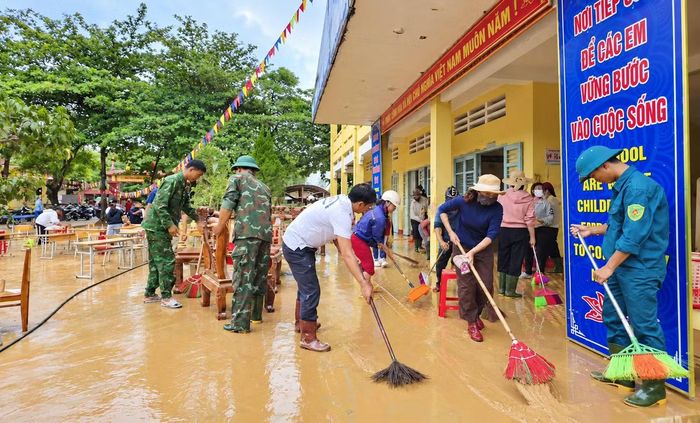 Ngành GD&ĐT Quảng Trị đang cố gắng khắc phục hậu quả lũ lụt, để đón học sinh đến trường trong thời gian sớm nhất.