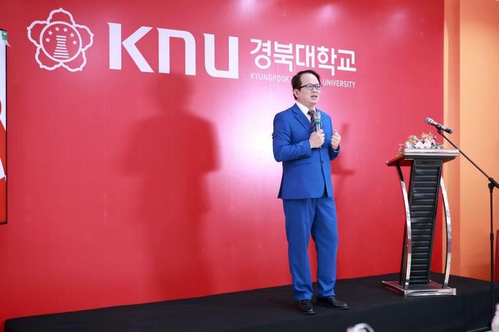 TS. David Hoàng – Viện trưởng Viện Đại học Quốc tế FPT, Giám đốc KNU Program phát biểu khai mạc.