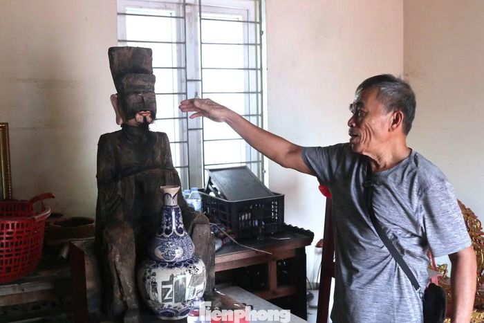 Một cán bộ Sở Văn hóa, Thể thao và Du lịch Nghệ An chia sẻ, trong đời sống dân gian, có trường hợp người dân thả một số đồ thờ, tượng cũ xuống sông, biển với những quan niệm tâm linh nhất định. Vì vậy, không loại trừ khả năng pho tượng được phát hiện tại Cửa Lò là đồ thờ cũ bị thả trôi.