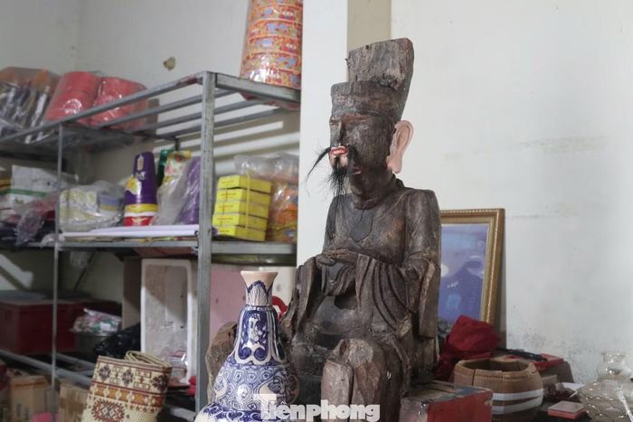 Theo quan sát, pho tượng làm bằng gỗ, cao khoảng 60cm, có hình dáng một người đàn ông ngồi trên bục.