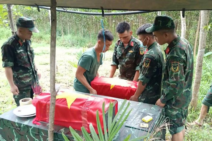 Các hài cốt liệt sĩ đang được đưa về tại Ban Chỉ huy Quân sự xã Quế Phước, chờ tổ chức lễ truy điệu và an táng