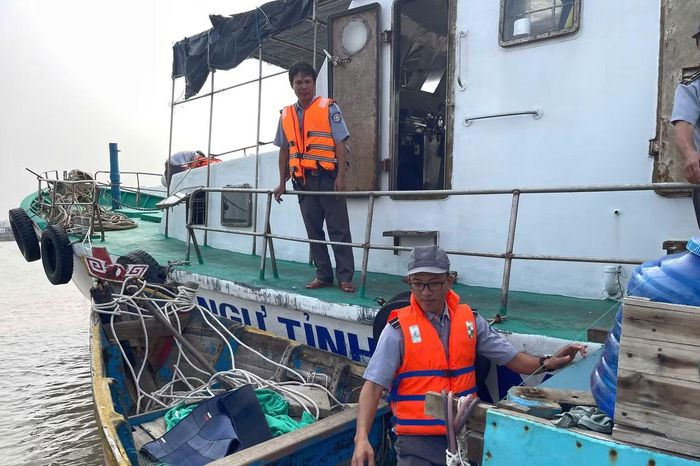Lực lượng Trạm Kiểm ngư Khu vực II kiểm tra tàu cá không ghi số đăng ký.