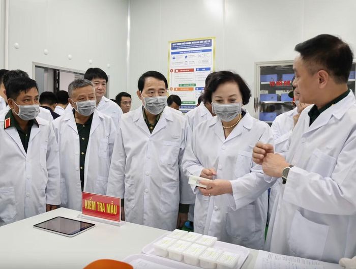 Phó Thủ tướng và đoàn công tác kiểm tra thực tế tại Viện Pháp y Quân đội. (Ảnh: Thu Giang)