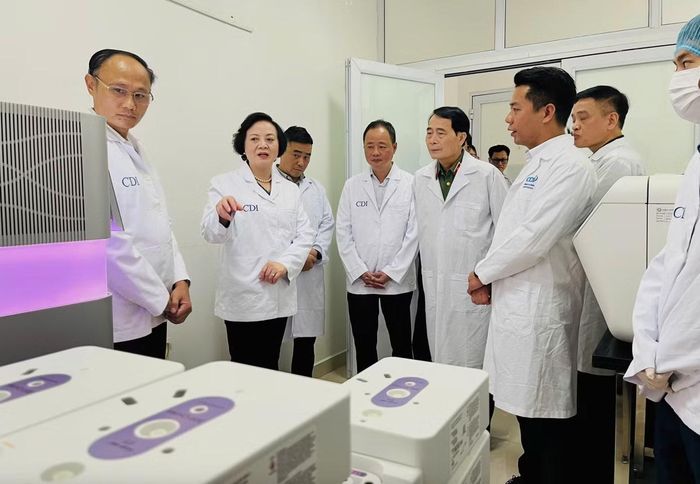 Phó Thủ tướng Phạm Thị Thanh Trà và đoàn công tác kiểm tra tại Trung tâm Giám định ADN, Viện Sinh học, Viện Hàn lâm Khoa học và Công nghệ Việt Nam. (Ảnh: Thu Giang)