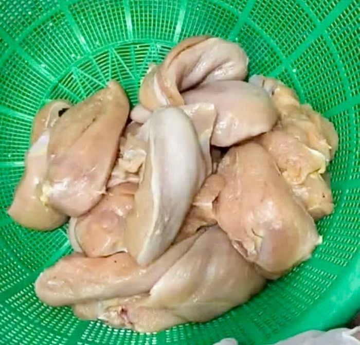 Phụ huynh Trường tiểu học Lê Trọng Tấn, phường Yên Nghĩa phát hiện thịt gà bốc mùi định tuồn vào trường học.