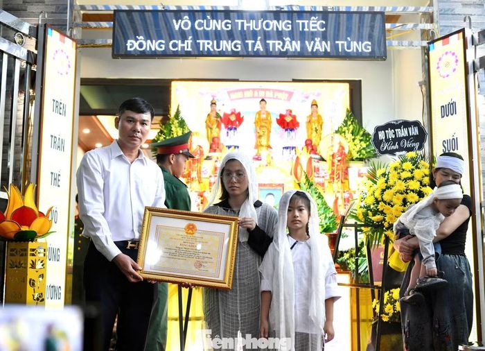 Với những người sống gần gia đình anh, sự hy sinh của Trung tá Trần Văn Tùng không chỉ là nỗi đau của riêng người thân. Đó còn là khoảng trống trong một xóm nhỏ, nơi mọi người từng quen với hình ảnh người đàn ông mặc quân phục, sống giản dị và sẵn lòng giúp đỡ người khác.